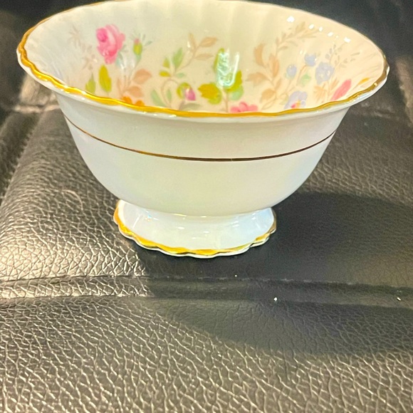 Vintage Paragon Fine Bone China
England QUEENS GARDEN Ptrn Sugar
Bowl & Creamer - Picture 4 of 16